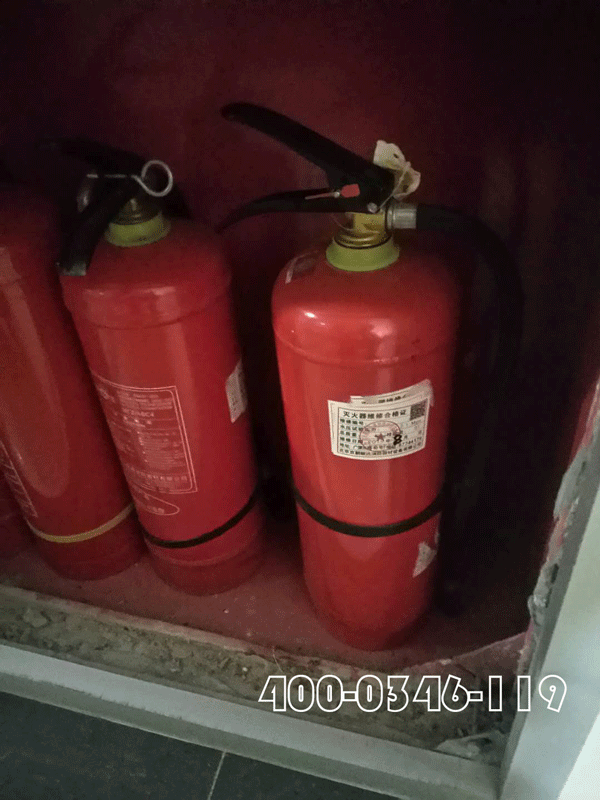 住宅樓內(nèi)堆放垃圾自然引起火災(zāi)物業(yè)承擔(dān)什么責(zé)任？